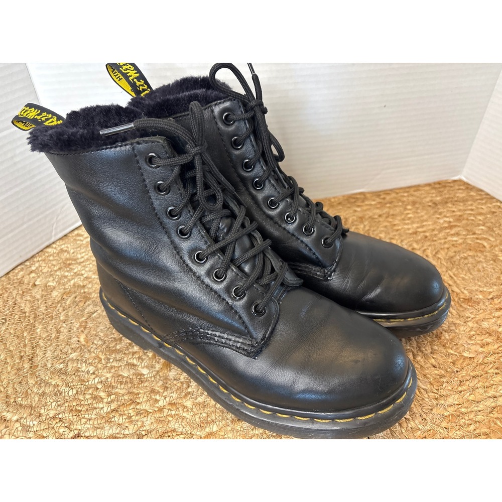 Dr. Martens Serena Black Faux Fur Lined Leather Lace Up Boots Womens Size 7 38